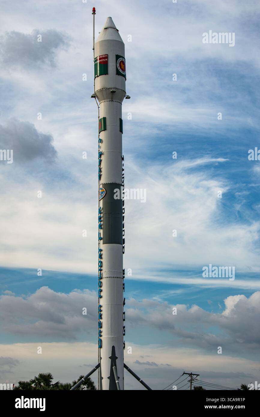 Display satellite Rocket Replica nello spazio pubblico Foto Stock