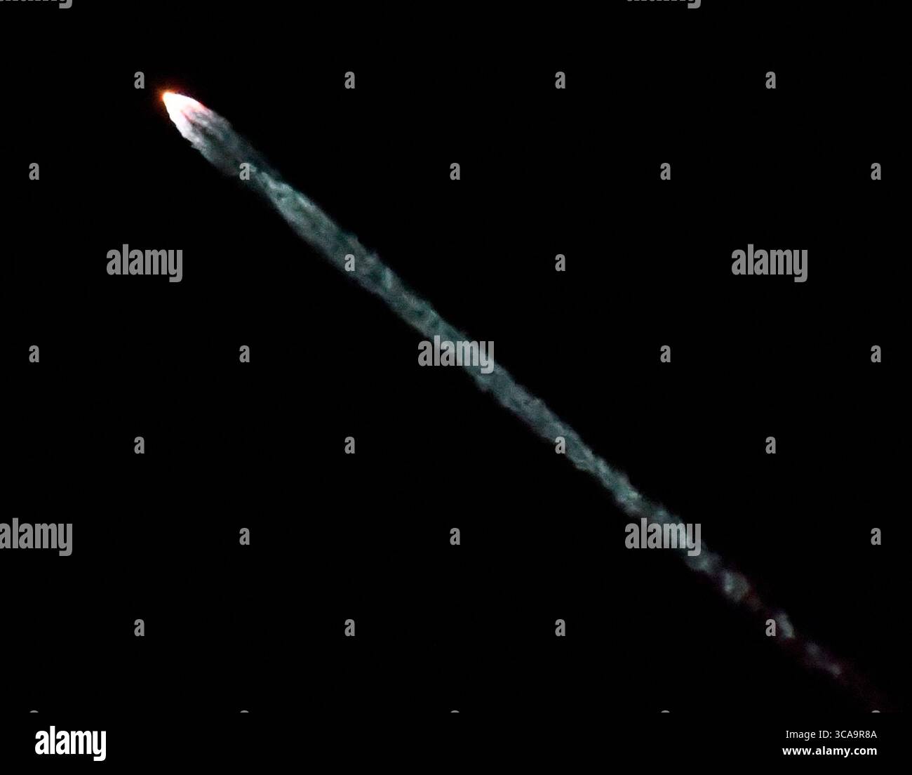 SpaceX lancia una missione Starlink martedì mattina presto alle 2:37 attraverso la costa occidentale dalla base spaziale di Vandenberg. Simi Valley CA, 22 agosto 2023. Il lancio di Space-X è stato ritardato di alcuni giorni dal passaggio dell'uragano Hilary. Foto di Gene Blevins/ZUMAPRESS) (immagine di credito: © Gene Blevins/ZUMA Press Wire) Foto Stock
