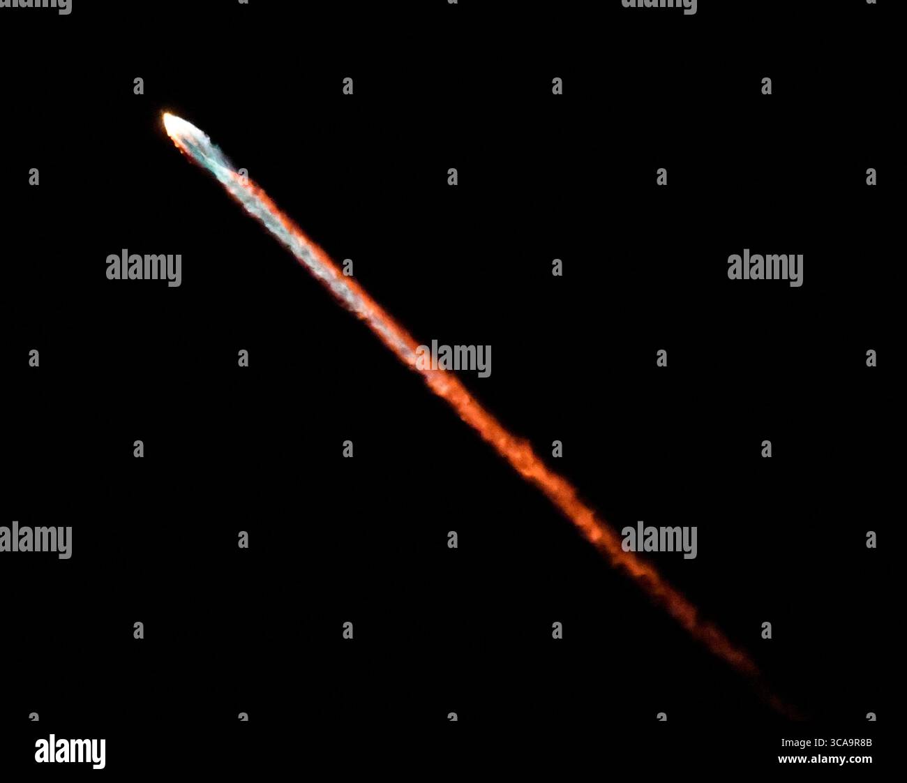 SpaceX lancia una missione Starlink martedì mattina presto alle 2:37 attraverso la costa occidentale dalla base spaziale di Vandenberg. Simi Valley CA, 22 agosto 2023. Il lancio di Space-X è stato ritardato di alcuni giorni dal passaggio dell'uragano Hilary. Foto di Gene Blevins/ZUMAPRESS) (immagine di credito: © Gene Blevins/ZUMA Press Wire) Foto Stock