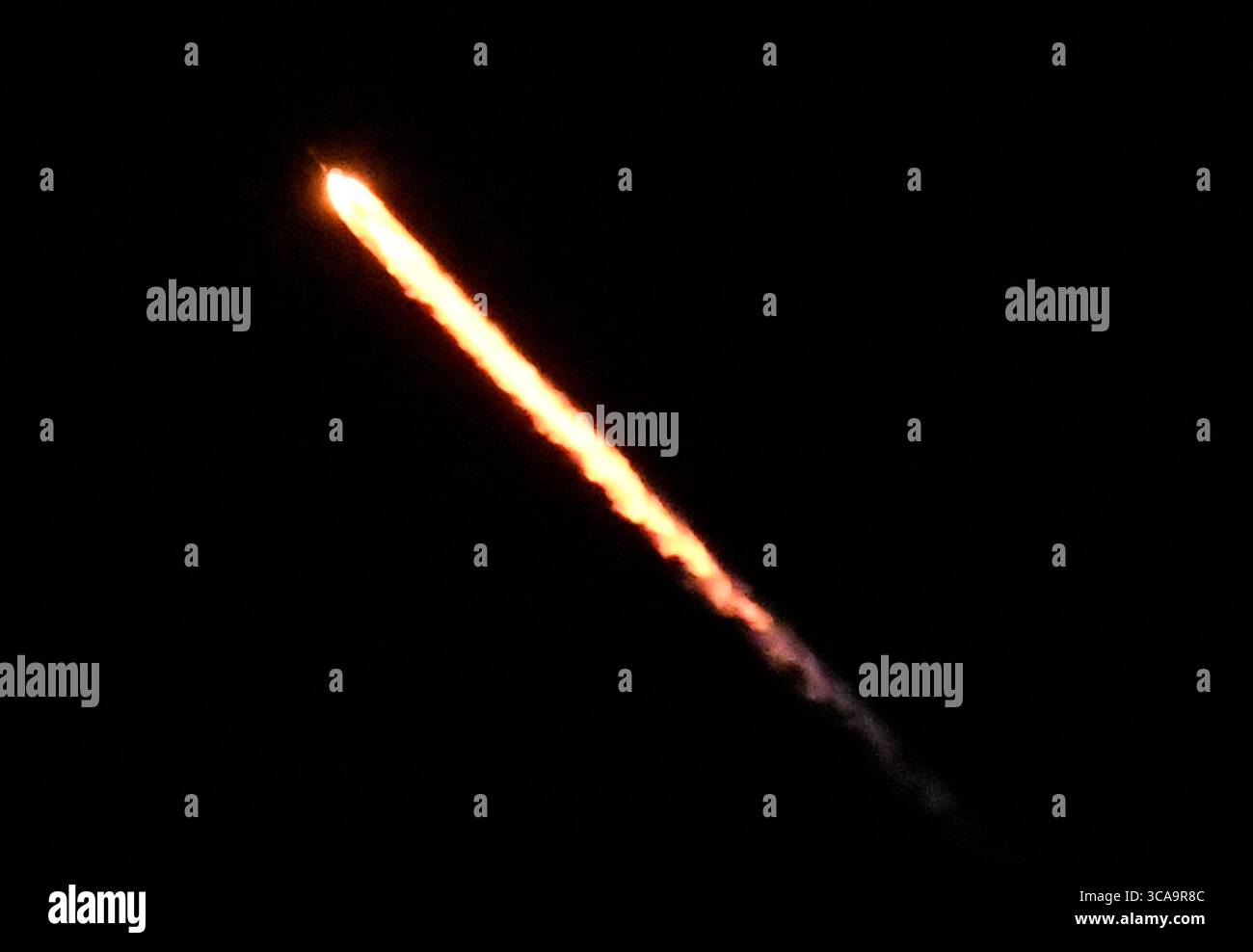 SpaceX lancia una missione Starlink martedì mattina presto alle 2:37 attraverso la costa occidentale dalla base spaziale di Vandenberg. Simi Valley CA, 22 agosto 2023. Il lancio di Space-X è stato ritardato di alcuni giorni dal passaggio dell'uragano Hilary. Foto di Gene Blevins/ZUMAPRESS) (immagine di credito: © Gene Blevins/ZUMA Press Wire) Foto Stock