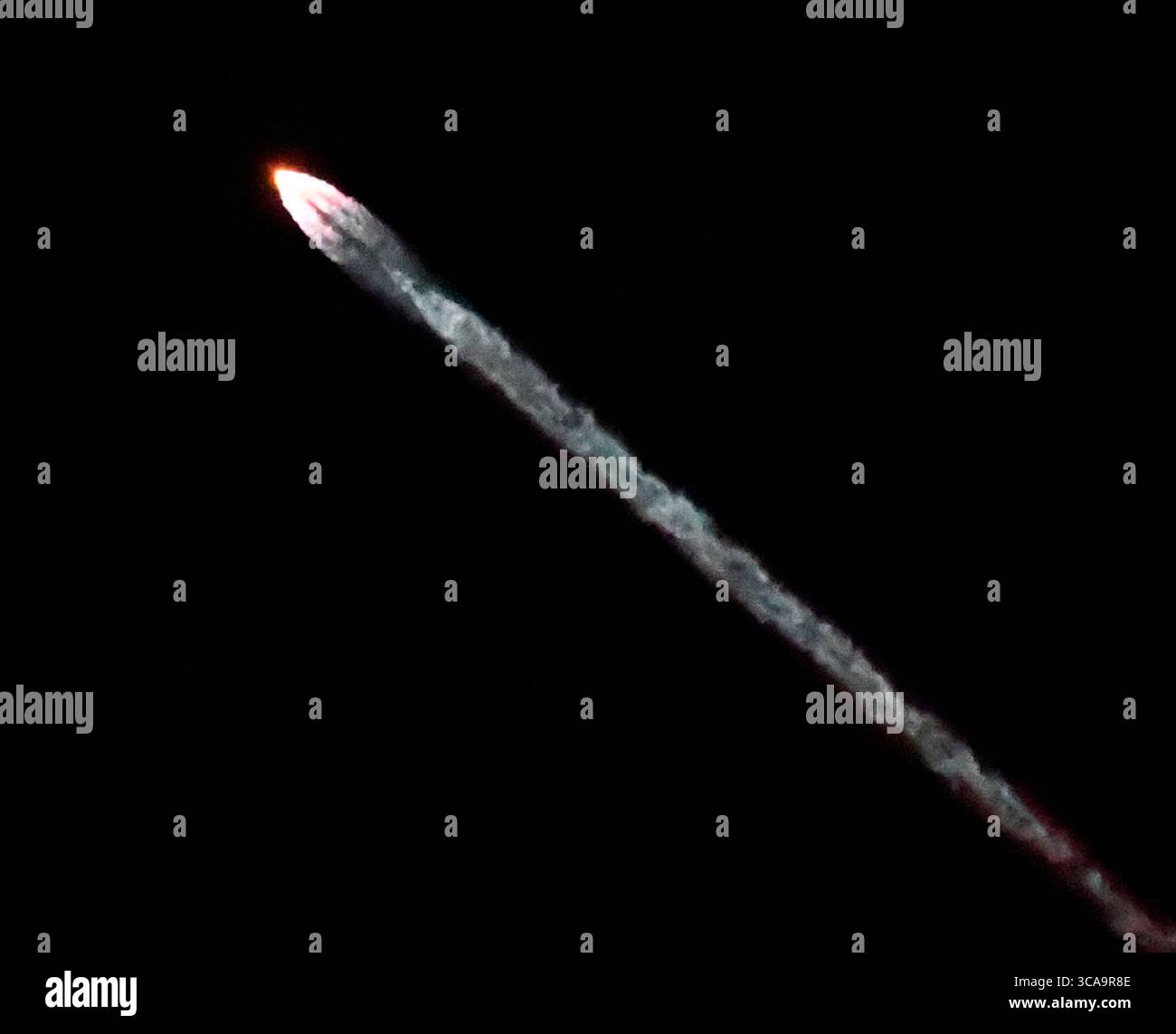 SpaceX lancia una missione Starlink martedì mattina presto alle 2:37 attraverso la costa occidentale dalla base spaziale di Vandenberg. Simi Valley CA, 22 agosto 2023. Il lancio di Space-X è stato ritardato di alcuni giorni dal passaggio dell'uragano Hilary. Foto di Gene Blevins/ZUMAPRESS) (immagine di credito: © Gene Blevins/ZUMA Press Wire) Foto Stock