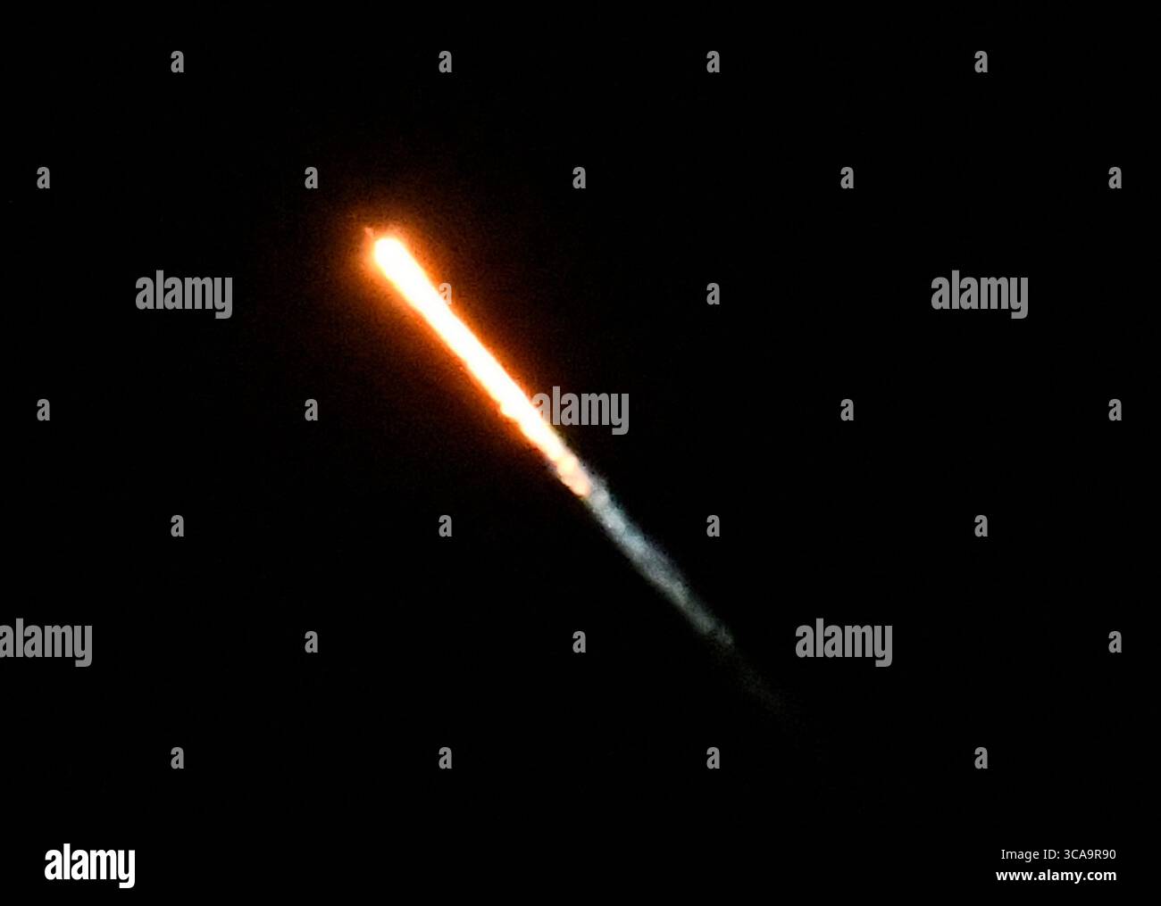 SpaceX lancia una missione Starlink martedì mattina presto alle 2:37 attraverso la costa occidentale dalla base spaziale di Vandenberg. Simi Valley CA, 22 agosto 2023. Il lancio di Space-X è stato ritardato di alcuni giorni dal passaggio dell'uragano Hilary. Foto di Gene Blevins/ZUMAPRESS) (immagine di credito: © Gene Blevins/ZUMA Press Wire) Foto Stock