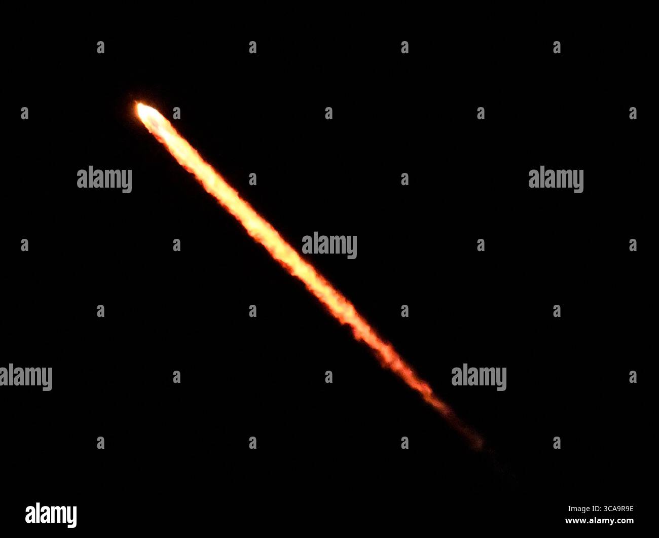 SpaceX lancia una missione Starlink martedì mattina presto alle 2:37 attraverso la costa occidentale dalla base spaziale di Vandenberg. Simi Valley CA, 22 agosto 2023. Il lancio di Space-X è stato ritardato di alcuni giorni dal passaggio dell'uragano Hilary. Foto di Gene Blevins/ZUMAPRESS) (immagine di credito: © Gene Blevins/ZUMA Press Wire) Foto Stock