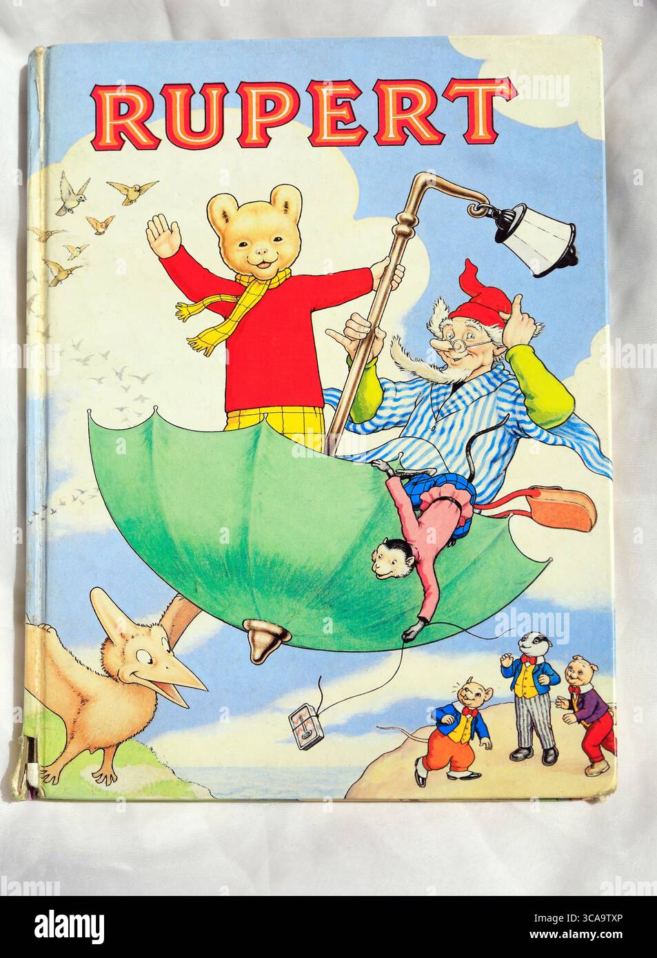 Rupert the Bear, fronte annuale d'annata. Studio ha impostato la foto della copertina del libro su sfondo chiaro. Foto Stock