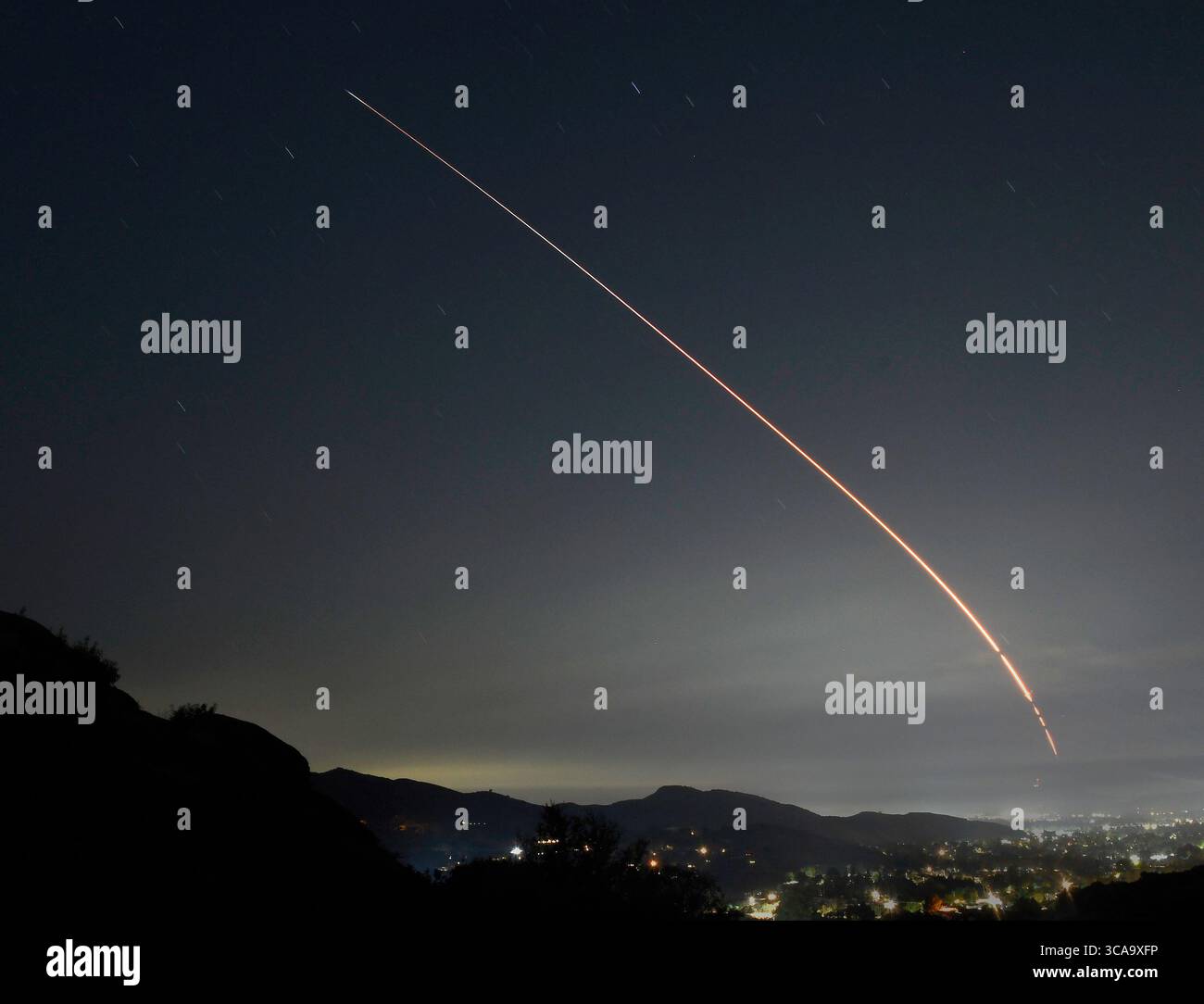 22 agosto 2023, Simi Valley, California, USA: SpaceX lancia una missione Starlink martedì mattina presto alle 2:37 attraverso la costa occidentale dalla base spaziale di Vandenberg. Il lancio dello Space-X è stato ritardato di alcuni giorni dal passaggio dell'uragano Hilary. (Immagine di credito: © Gene Blevins/ZUMA Press Wire) Foto Stock
