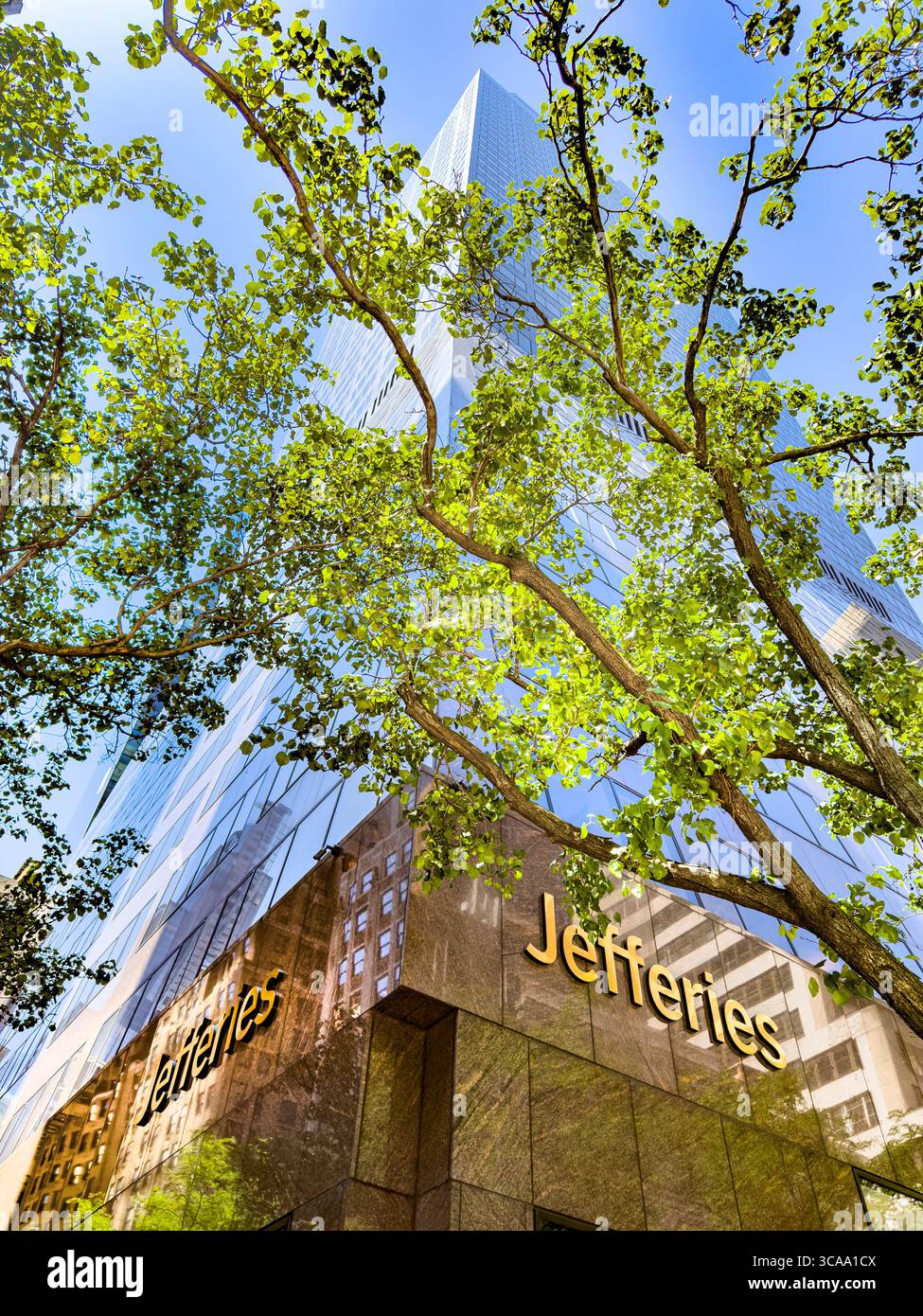 Jefferies investment banking e società di mercati dei capitali, ufficio aziendale, dettagli esterni dell'edificio, vista ad angolo basso, 520 Madison Avenue, Manhattan, nuovo Foto Stock