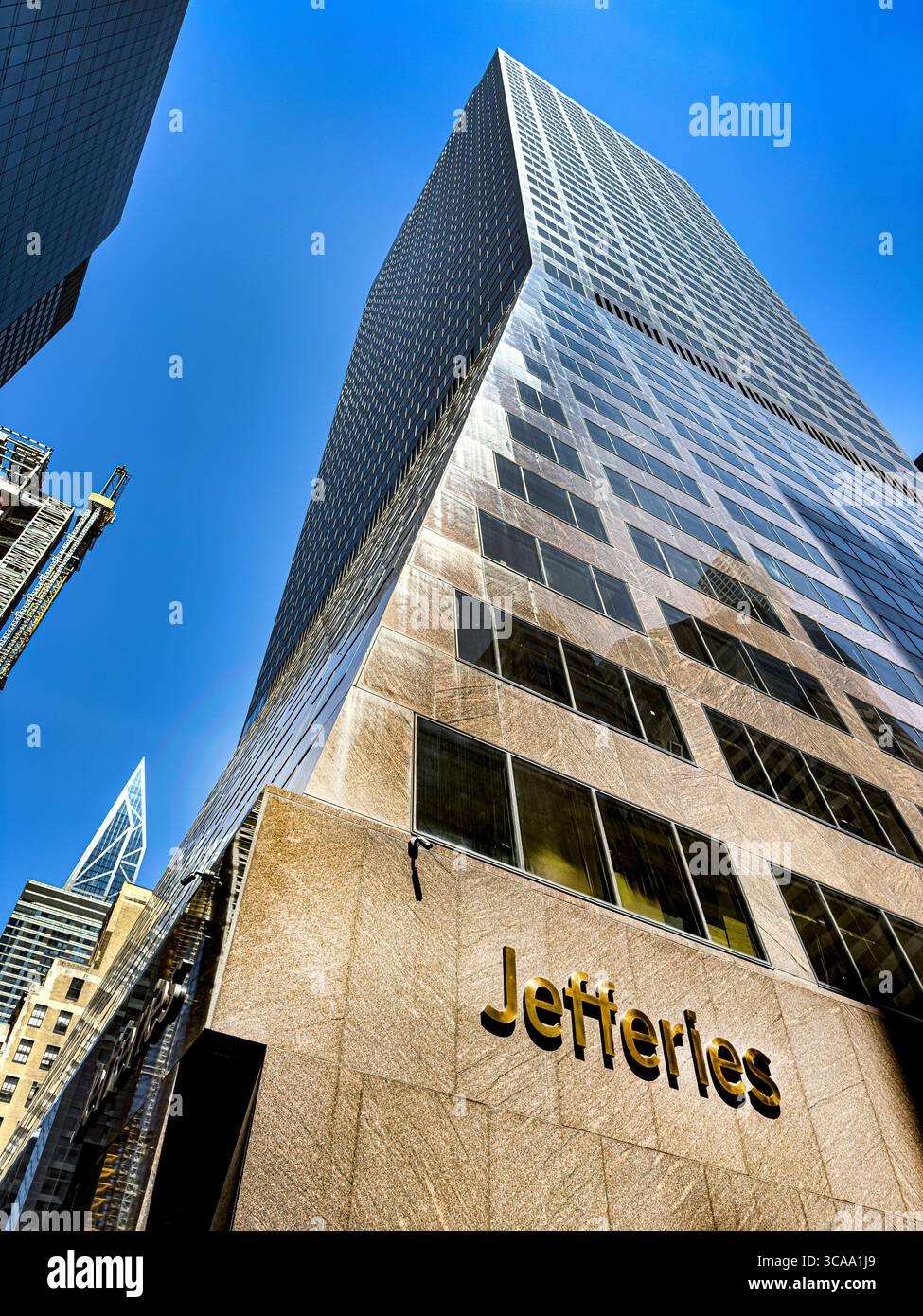 Jefferies investment banking e società di mercati dei capitali, ufficio aziendale, dettagli esterni dell'edificio, vista ad angolo basso, 520 Madison Avenue, Manhattan, nuovo Foto Stock