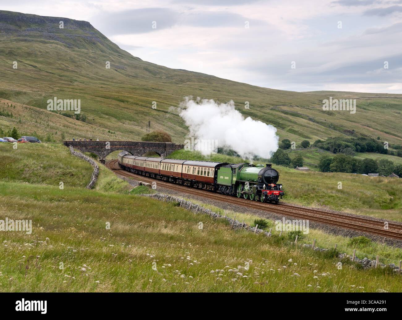 Locomotiva a vapore Mayflower all'AIS Gill sulla ferrovia Settle-Carlisle con speciale "The Settle and Carlisle Fellsman". Questa locomotiva di classe B1 è stata raramente vista in precedenza sulla linea Settle-Carlisle. Foto scattata all'AIS Gill, la cima della linea. Crediti: John Bentley/Alamy Live News Foto Stock