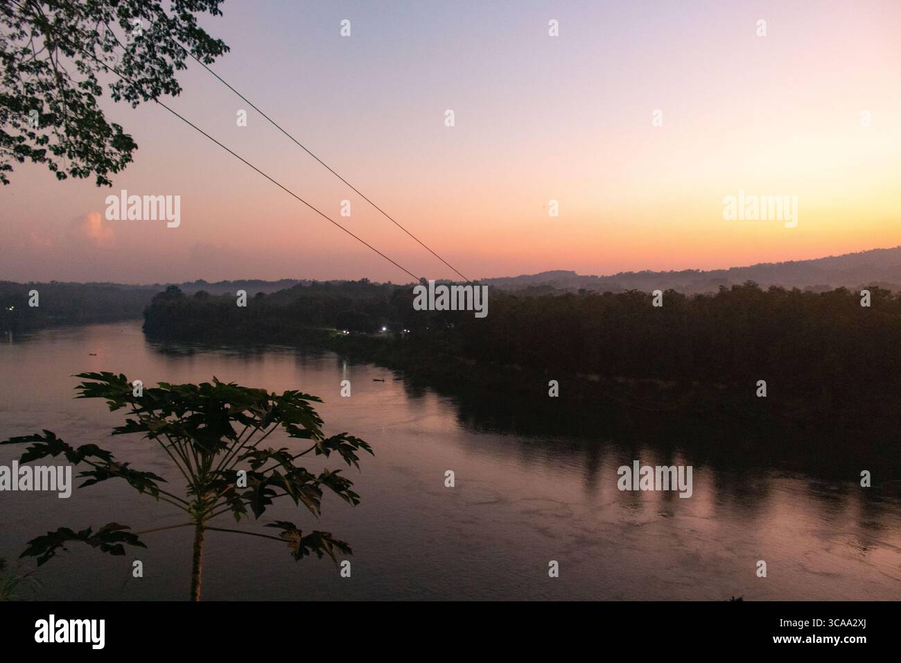 Tramonta un bagliore dorato sul lago Kaptai e sulle colline Foto Stock