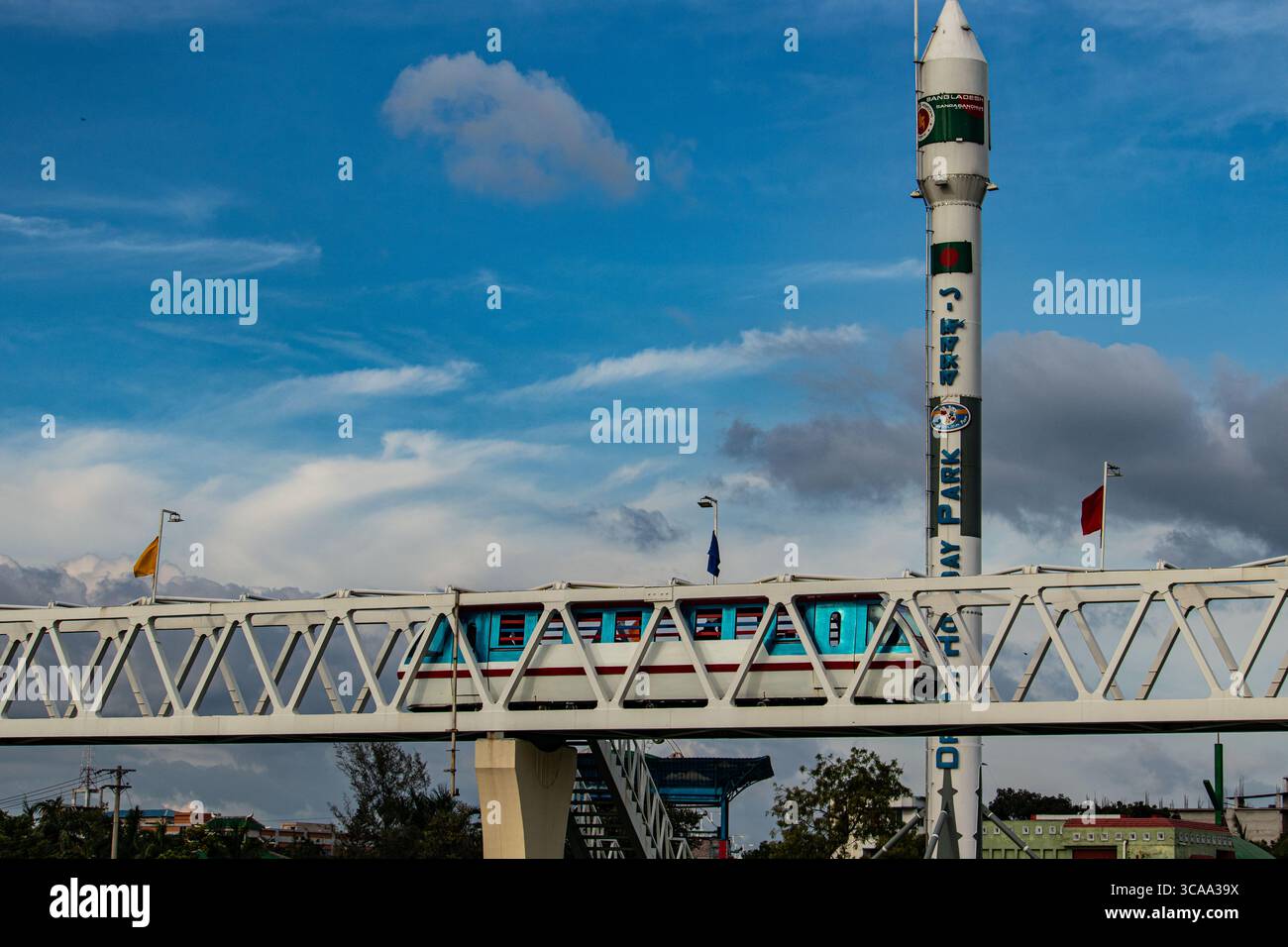 Treno giocattolo che passa sopra il ponte con satellite sopra Foto Stock