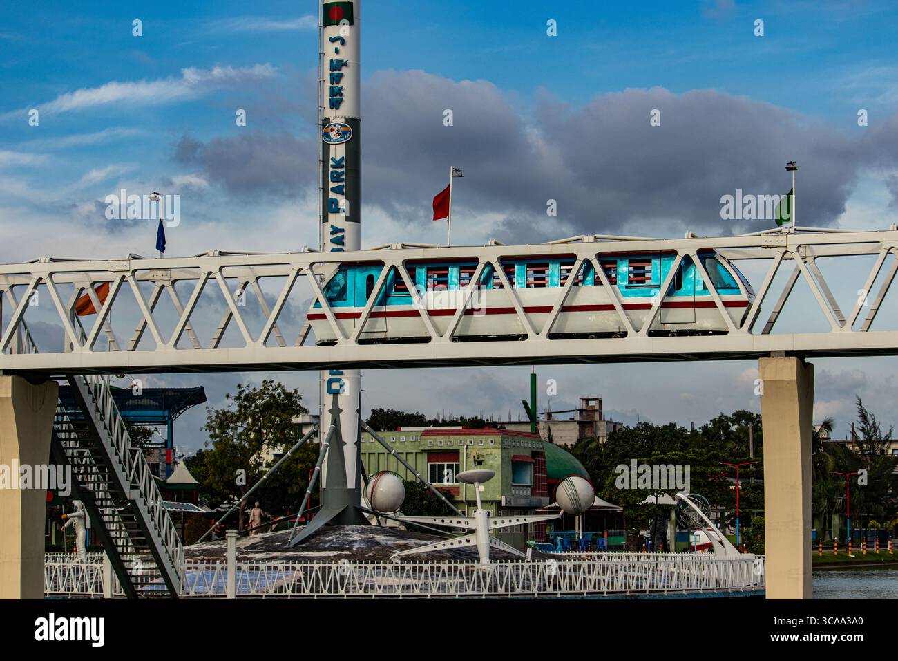 Treno giocattolo che passa sul ponte piccolo Foto Stock