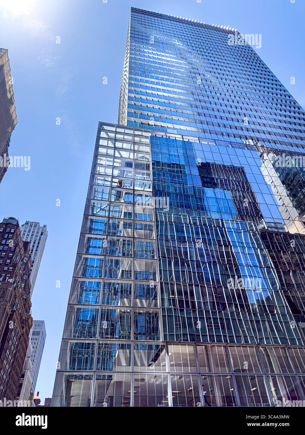 300 Madison Avenue, PriceWaterhouseCoopers Center, CIBC Building, esterno dell'edificio, vista ad angolo basso, Manhattan, New York, New York, Stati Uniti Foto Stock