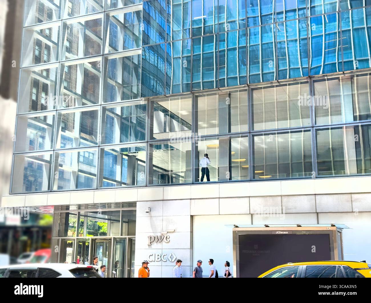 300 Madison Avenue, PriceWaterhouseCoopers Center, CIBC Building, dettagli esterni dell'edificio e scena stradale, Manhattan, New York City, New York, Stati Uniti Foto Stock