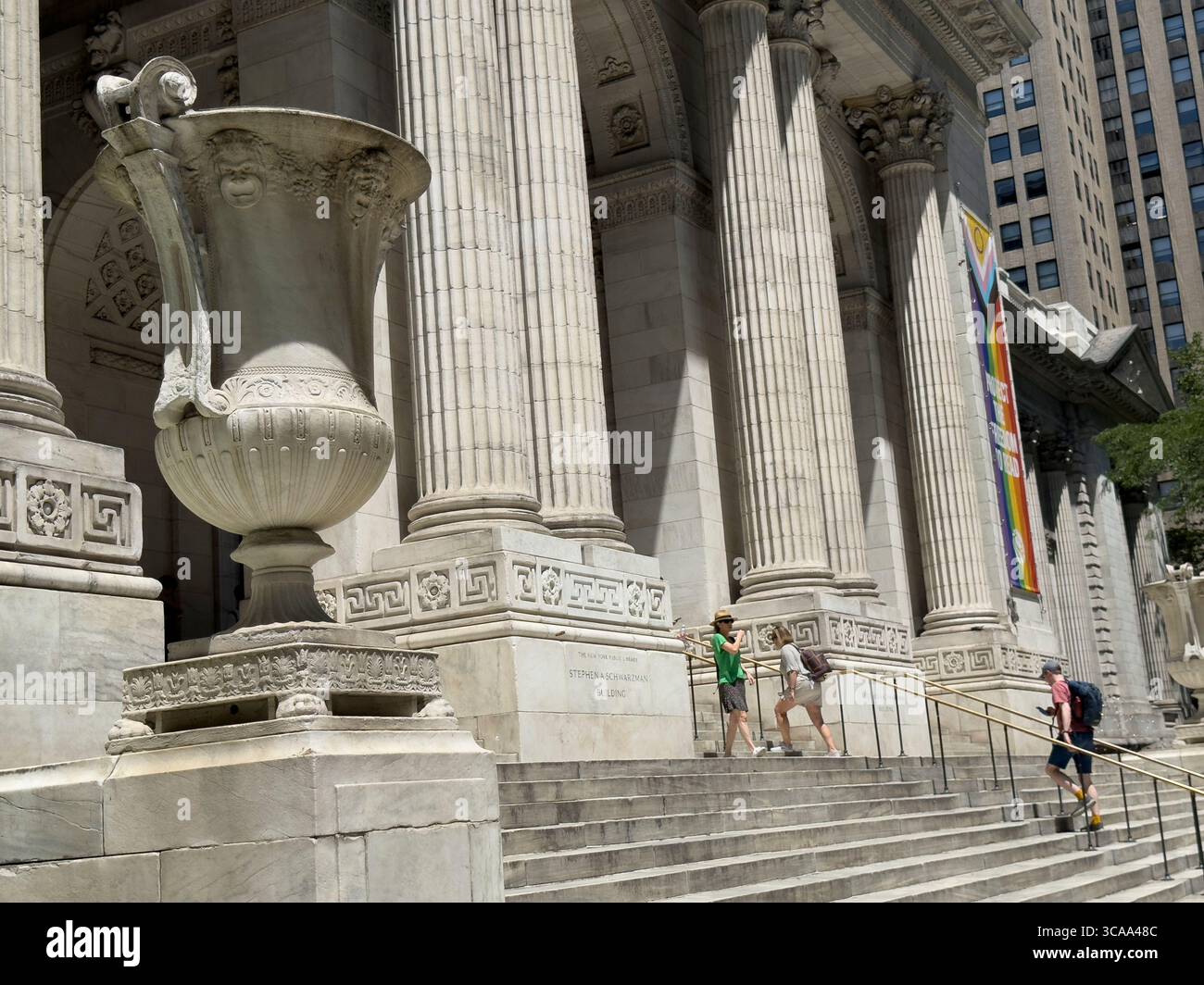 Stephen A. Schwarzman Building, New York Public Library, sede principale, edificio esterno che mostra colonne architettoniche, scalinate e scultura urna, FIF Foto Stock
