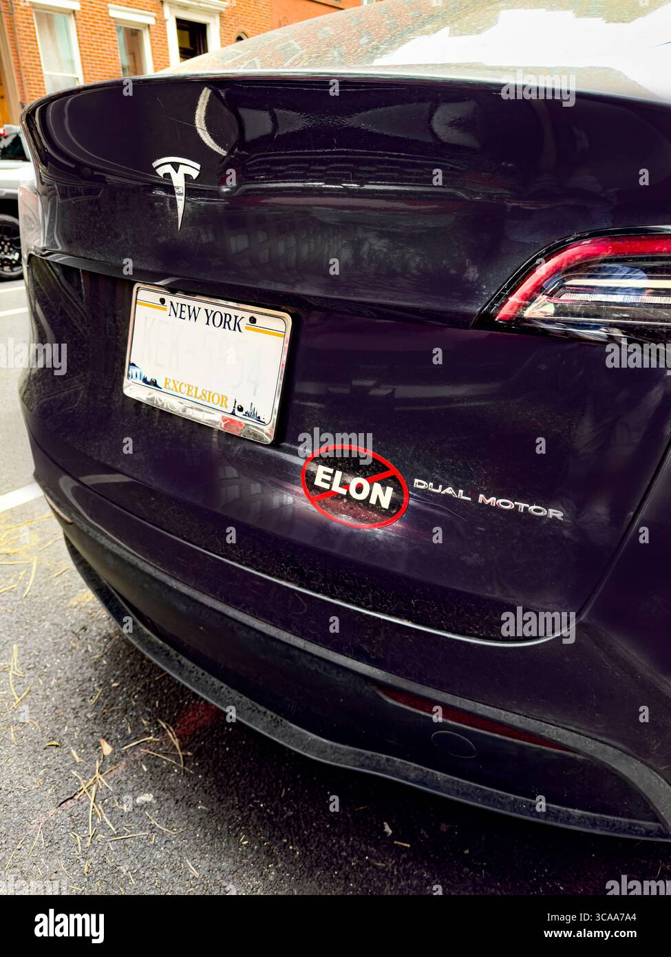 Adesivo paraurti anti-Elon Musk sull'auto elettrica Tesla, Manhattan, New York, New York, New York, Stati Uniti Foto Stock