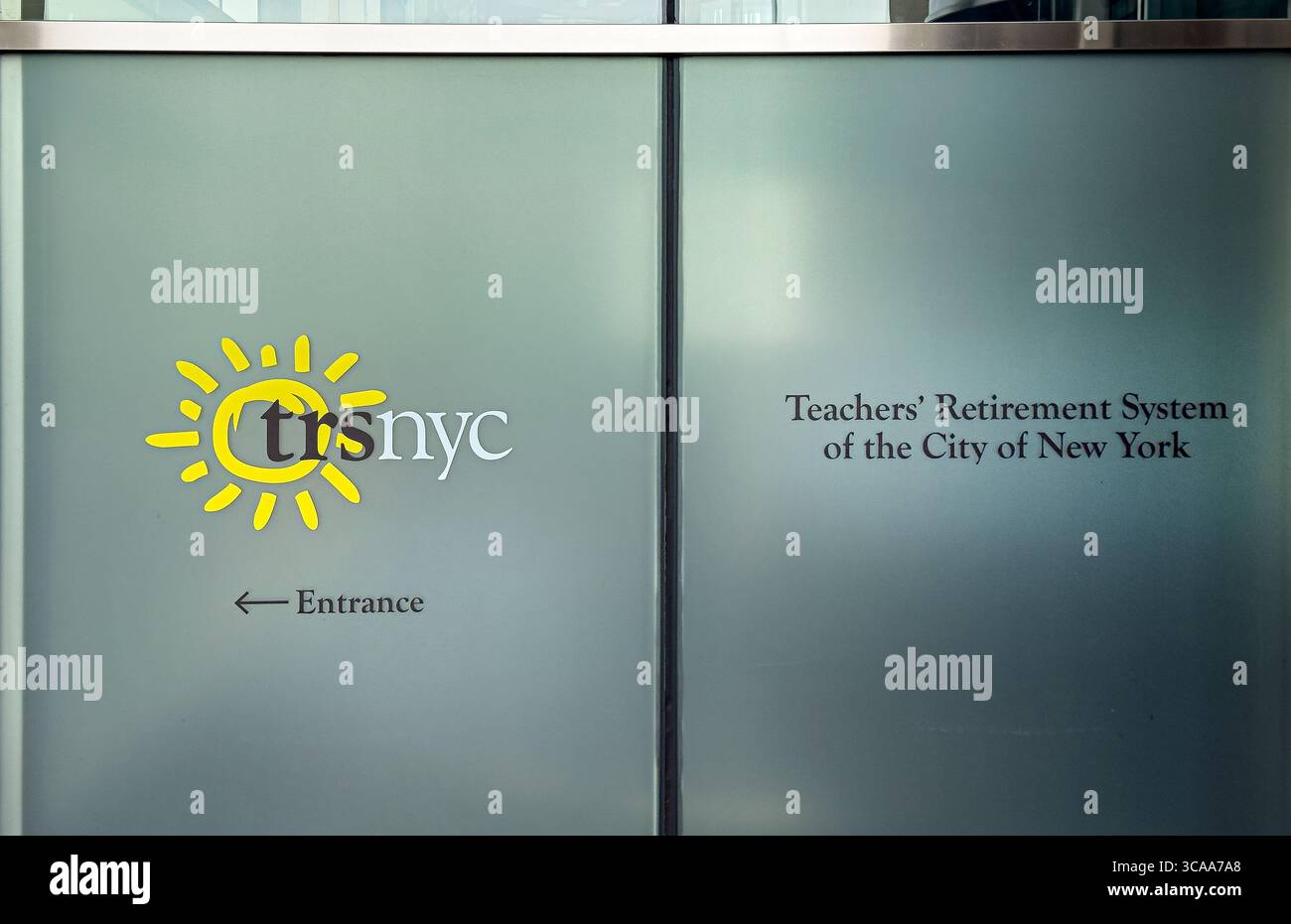 TRSNYC, Teachers' Retirement System of the City of New York, nome dell'azienda su una parete di vetro smerigliato, Manhattan, New York City, New York, USA Foto Stock