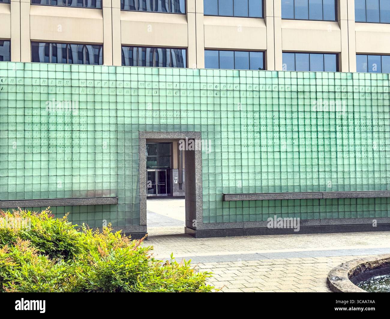 Memorial wall costruito con blocchi di vetro, Vietnam Veterans Plaza, Financial District, Manhattan, New York City, New York, Stati Uniti Foto Stock
