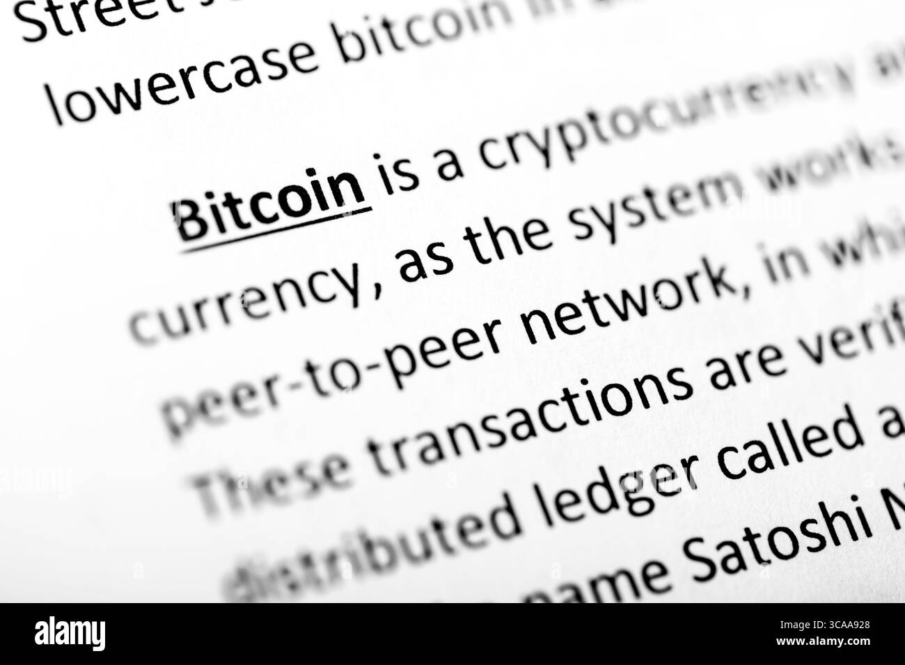 Spiegazione o descrizione Bitcoin nel dizionario o articolo. Primo piano con attenzione al bitcoin. Concetto di mining di criptovalute Foto Stock