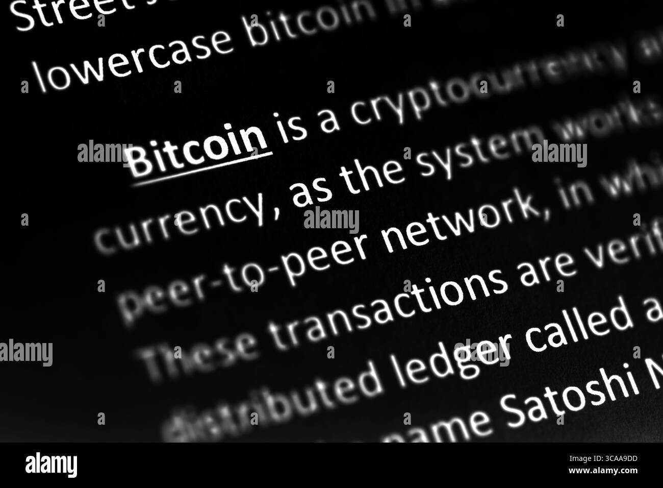 Spiegazione o descrizione Bitcoin nel dizionario o articolo. Primo piano con attenzione al bitcoin. Concetto di mining di criptovalute Foto Stock