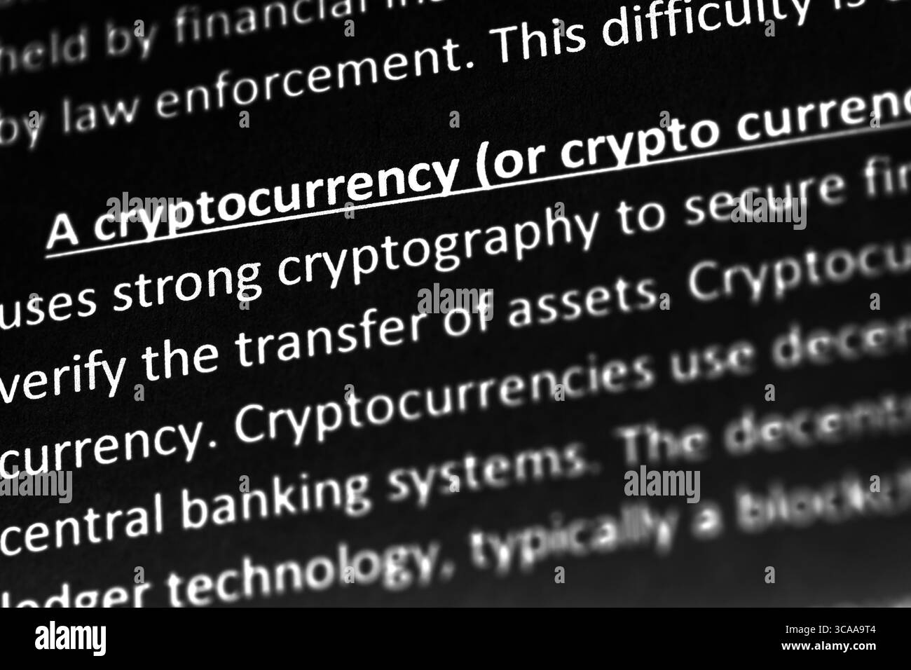 Spiegazione o descrizione della criptovaluta nel dizionario o nell'articolo. Primo piano con attenzione alla criptovaluta Foto Stock