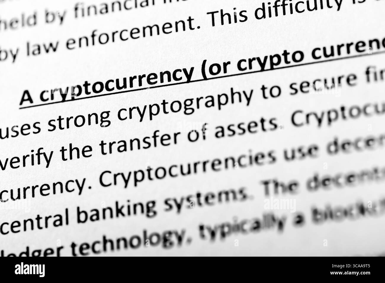 Spiegazione o descrizione della criptovaluta nel dizionario o nell'articolo. Primo piano con attenzione alla criptovaluta Foto Stock