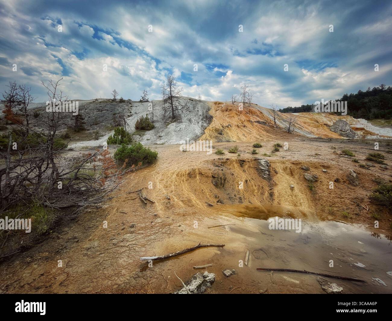 Una foto panoramica di un paesaggio terrazzato con formazioni rocciose uniche e un cielo nuvoloso, che mostra la bellezza della natura. Foto Stock