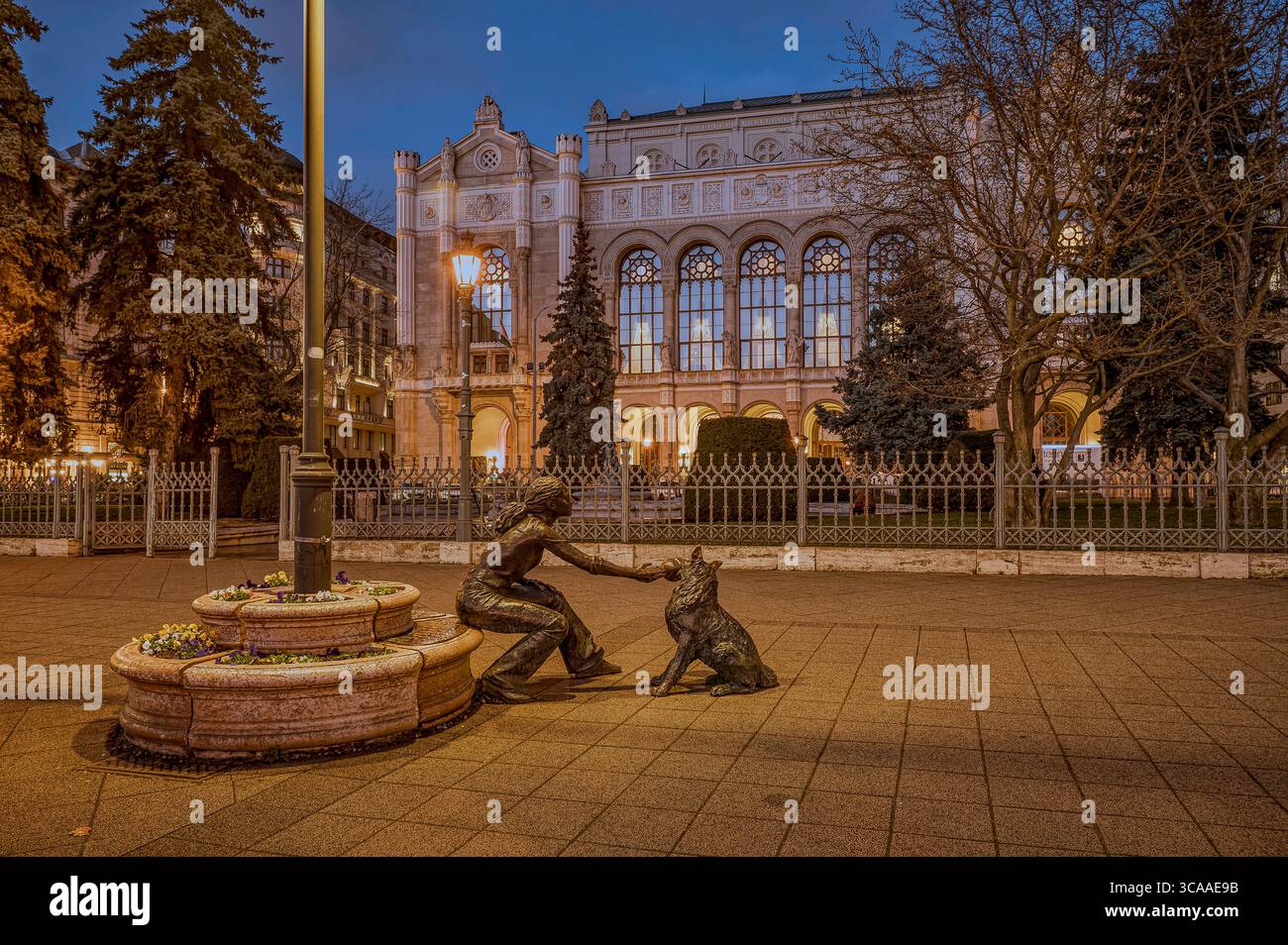 Statua di bronzo di una ragazza che suona con un cane di Raffay Dávid di fronte alla sala concerti Vigadó di Pest Budapest, Ungheria, 11 marzo 2025 Foto Stock