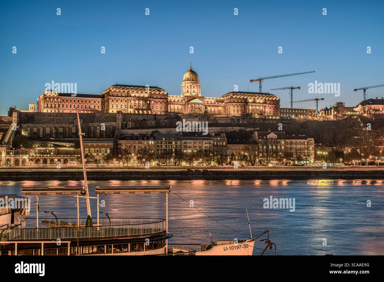 Castello di Buda sul Danubio blu all'ora del tramonto, Budapest, Ungheria, marzo 2025 Foto Stock