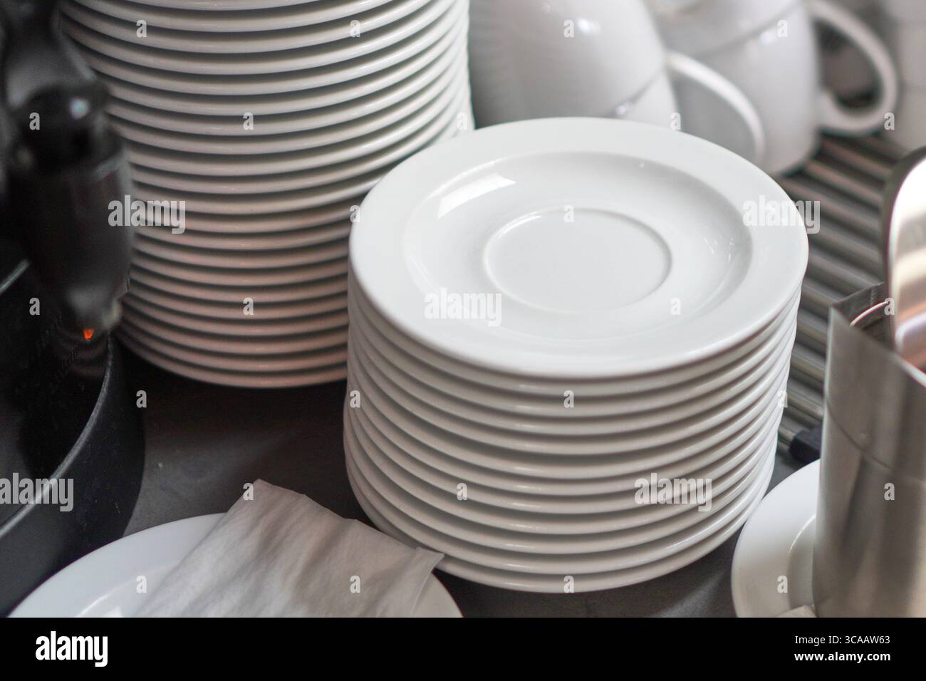 Piatti bianchi in ceramica pronti per la colazione o il brunch a buffet. Foto Stock