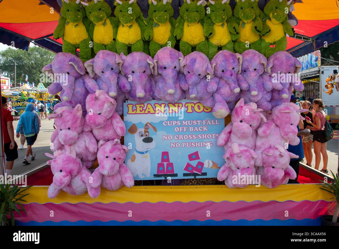 Falcon Heights, Minnesota. Giusto stato. Premi di animali farciti molto colorati presso lo stand Lean and Toss. Foto Stock
