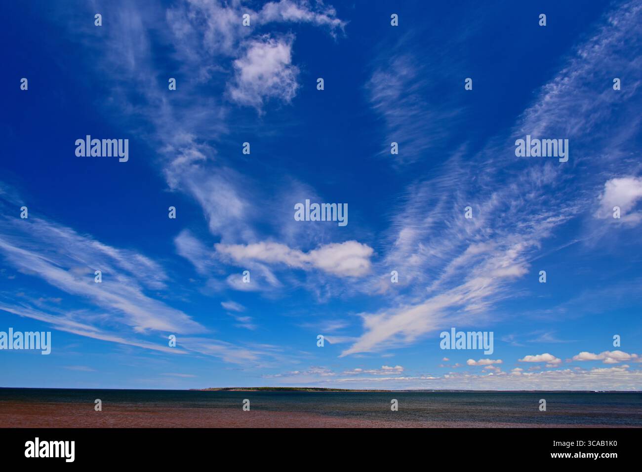 Nuvole bianche su un cielo blu al Belmont Provincial Park nell'Isola del Principe Edoardo in Canada Foto Stock