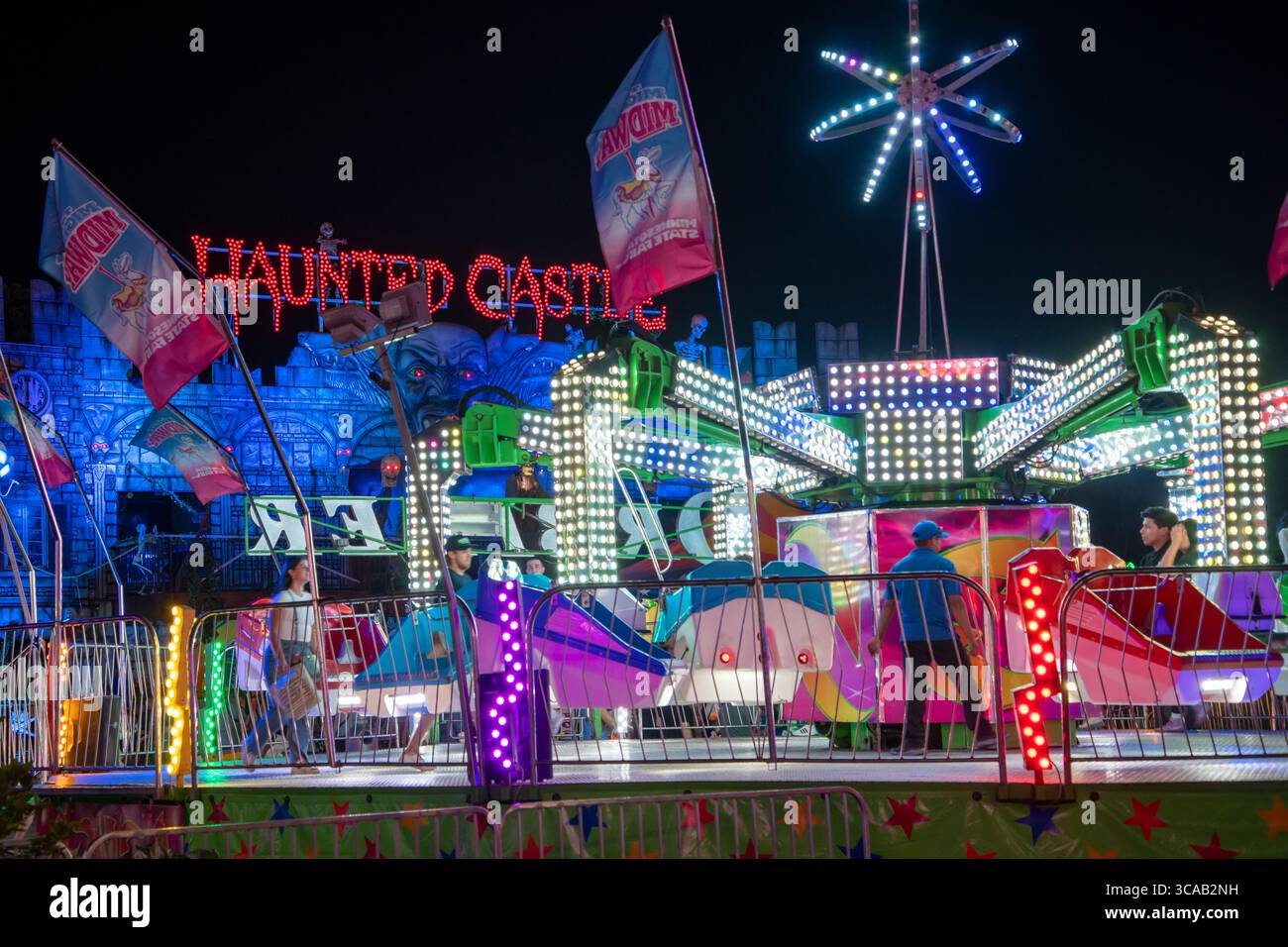 Falcon Heights, Minnesota. Fiera dello stato del Minnesota. Le persone al Castello infestato viaggiano di notte a metà strada. Foto Stock