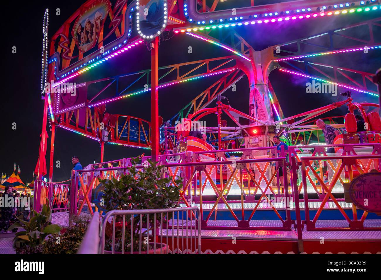 Falcon Heights, Minnesota. Fiera dello stato del Minnesota. Giostra nel parco divertimenti a metà strada di notte. Foto Stock