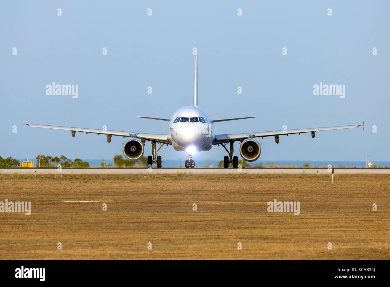 Air France Airbus A321-211 (REG: F-GTAM) che attiva la soglia della pista 31 per il decollo. Foto Stock