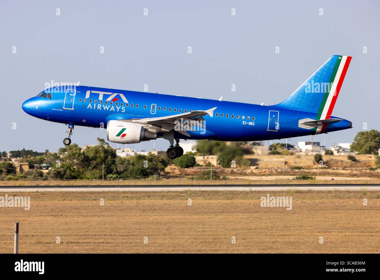 ITA Airways Airbus A319-111 (REG: EI-IMS) sulla pista finale 31, arrivando da Roma Fiumicino. Foto Stock