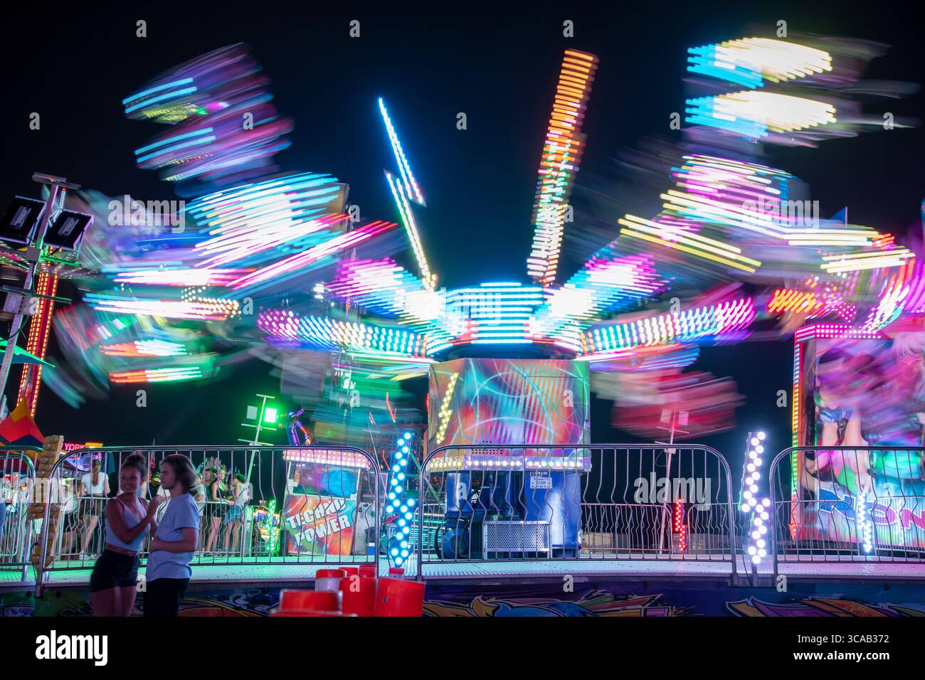 Falcon Heights, Minnesota. Fiera dello stato del Minnesota. Giro nel parco divertimenti illuminato a metà della fiera. Foto Stock