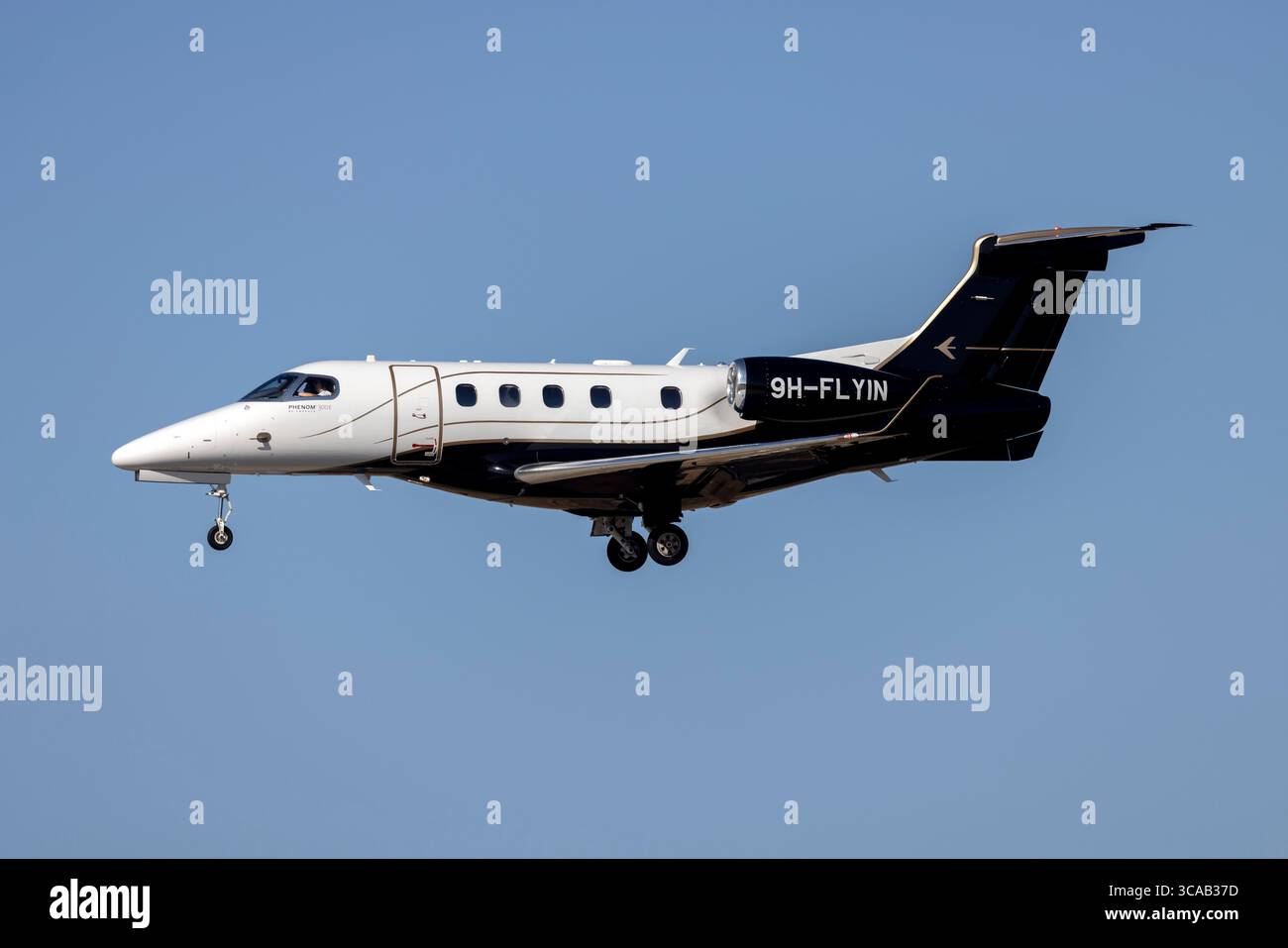 TAG Aviation Malta Embraer EMB-505 Phenom 300E (REG: 9H-FLYIN) in arrivo per l'atterraggio della pista 31. Foto Stock