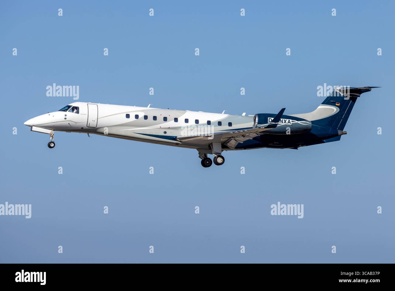 Air Hamburg Embraer EMB-135BJ Legacy 650 (Reg.: D-ANXA) sulla pista di finale 31. Foto Stock