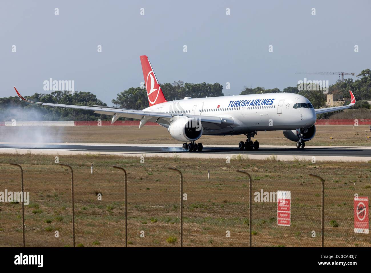 Turkish Airlines Airbus A350-941 (REG: TC-LGY) in arrivo da Istanbul con il volo giornaliero mattutino. Foto Stock