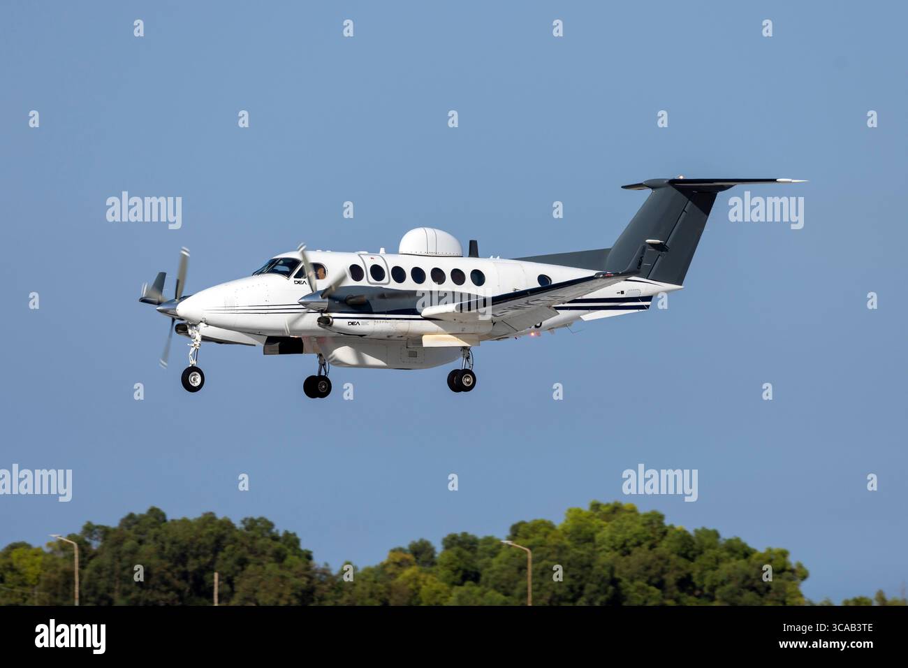 Diamond Executive Aviation B300 Super King Air (REG: 2-WKTJ) sulla pista di finale 31. Foto Stock