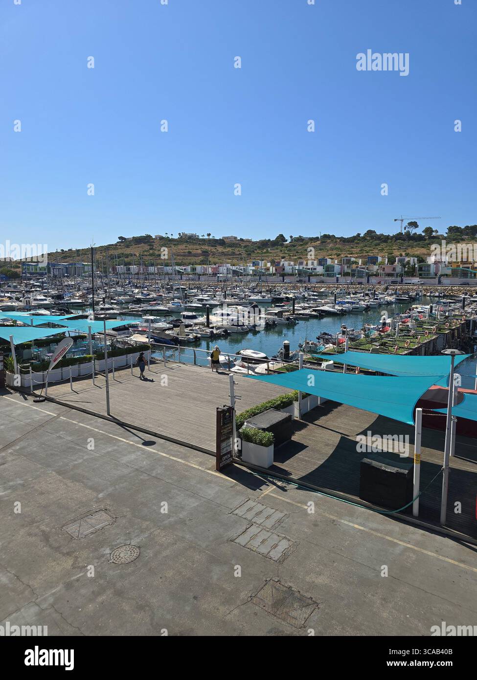 Albufeira Marina nell'Algarve, Portogallo, con yacht e barche a vela attraccate in una giornata di sole. Foto Stock