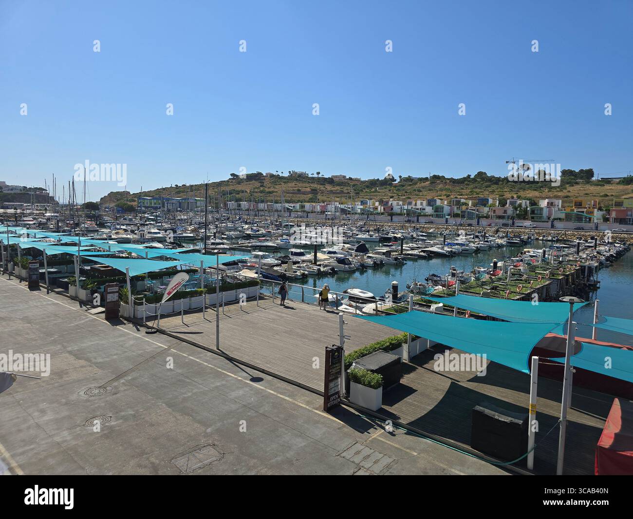 Albufeira Marina nell'Algarve, Portogallo, con yacht e barche a vela attraccate in una giornata di sole. Foto Stock