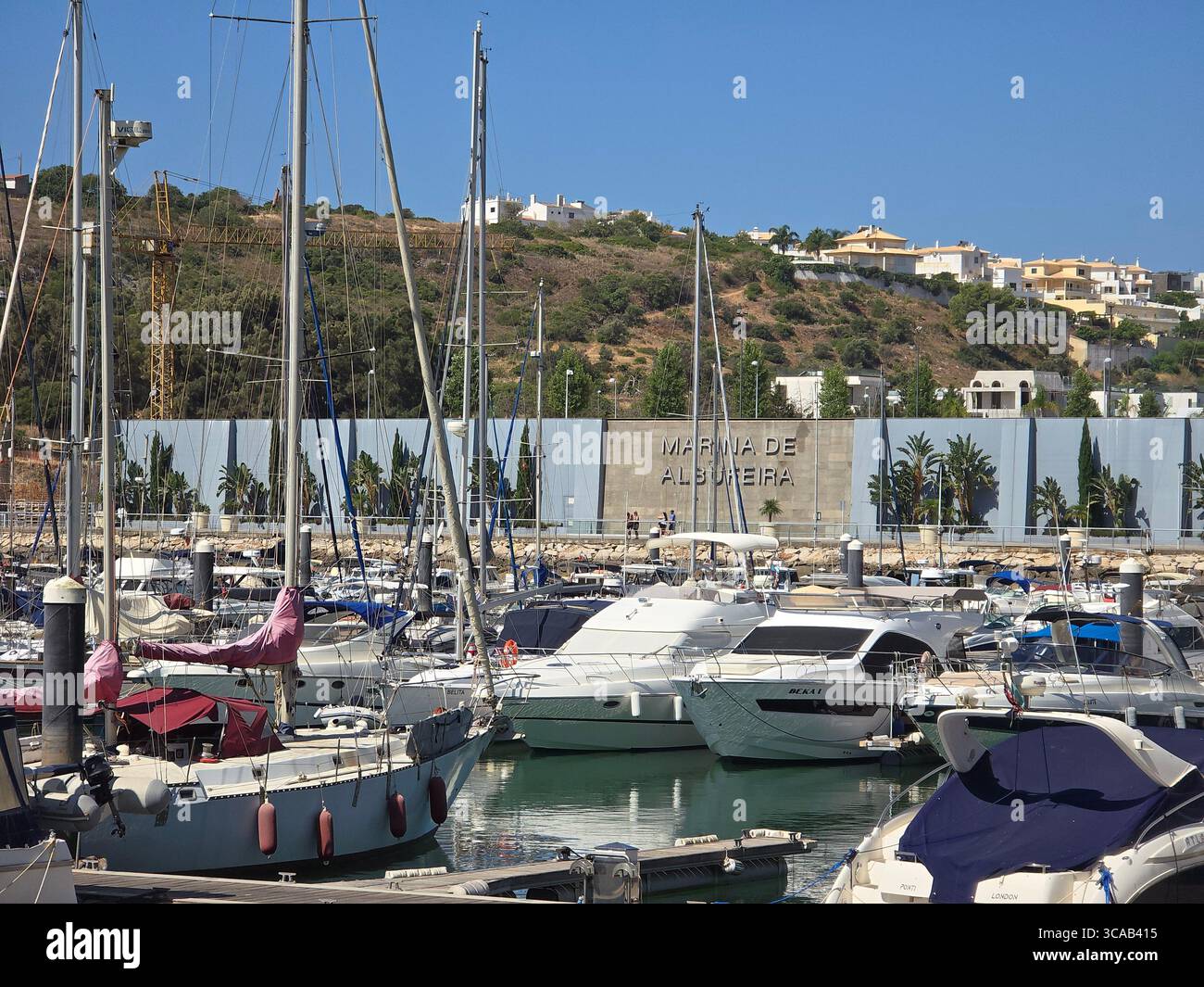 Albufeira Marina nell'Algarve, Portogallo, con yacht e barche a vela attraccate in una giornata di sole. Foto Stock