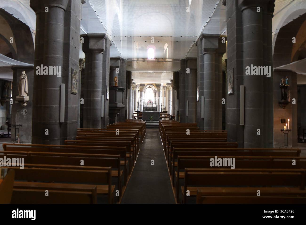 Chiesa del Santo sacerdote, chiesa romanica, città di Volvic, dipartimento di Puy de Dôme, Francia Foto Stock