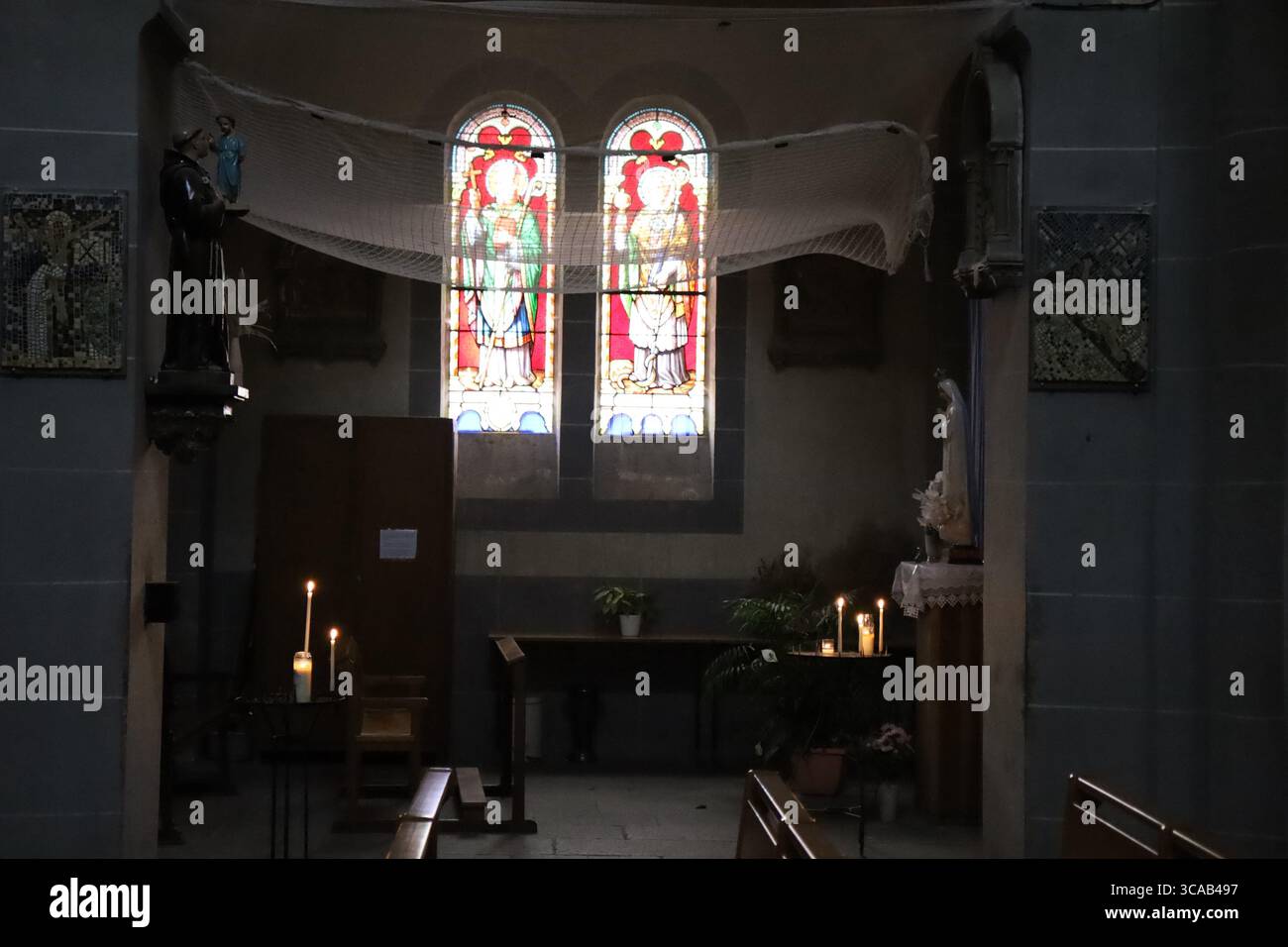 Chiesa del Santo sacerdote, chiesa romanica, città di Volvic, dipartimento di Puy de Dôme, Francia Foto Stock