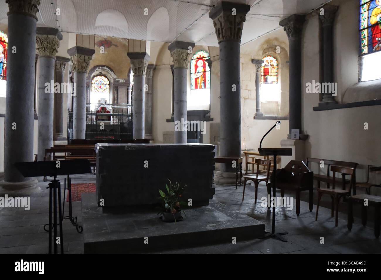 Chiesa del Santo sacerdote, chiesa romanica, città di Volvic, dipartimento di Puy de Dôme, Francia Foto Stock