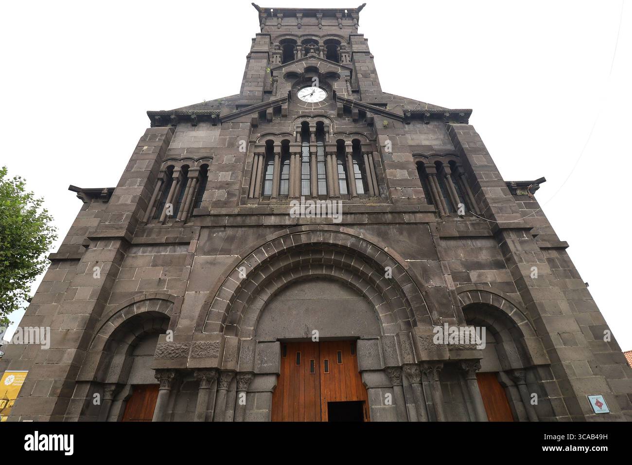 Chiesa del Santo sacerdote, chiesa romanica, città di Volvic, dipartimento di Puy de Dôme, Francia Foto Stock