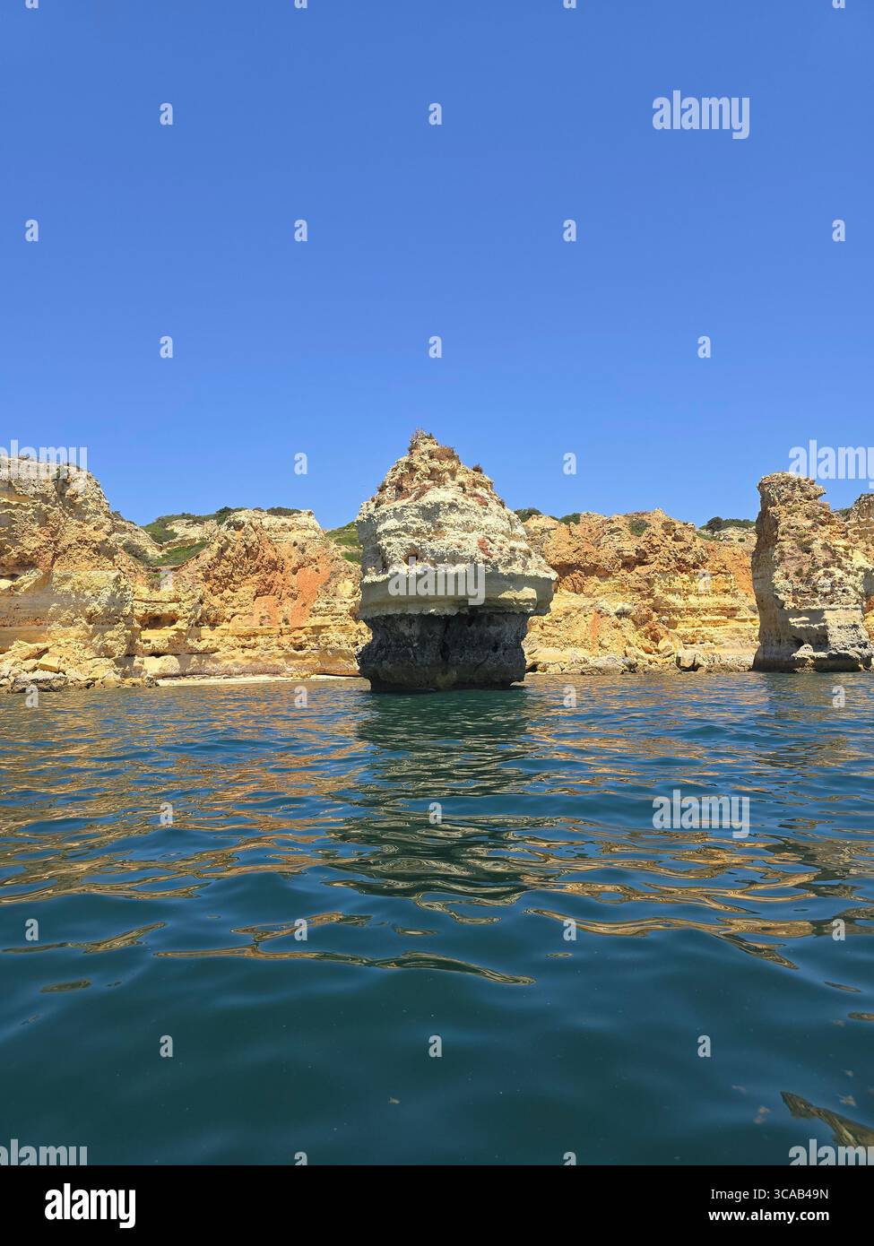 Scogliere calcaree e spiagge panoramiche lungo la costa dell'Algarve nel Portogallo meridionale, con formazioni rocciose, grotte e acque turchesi in una giornata di sole. Foto Stock