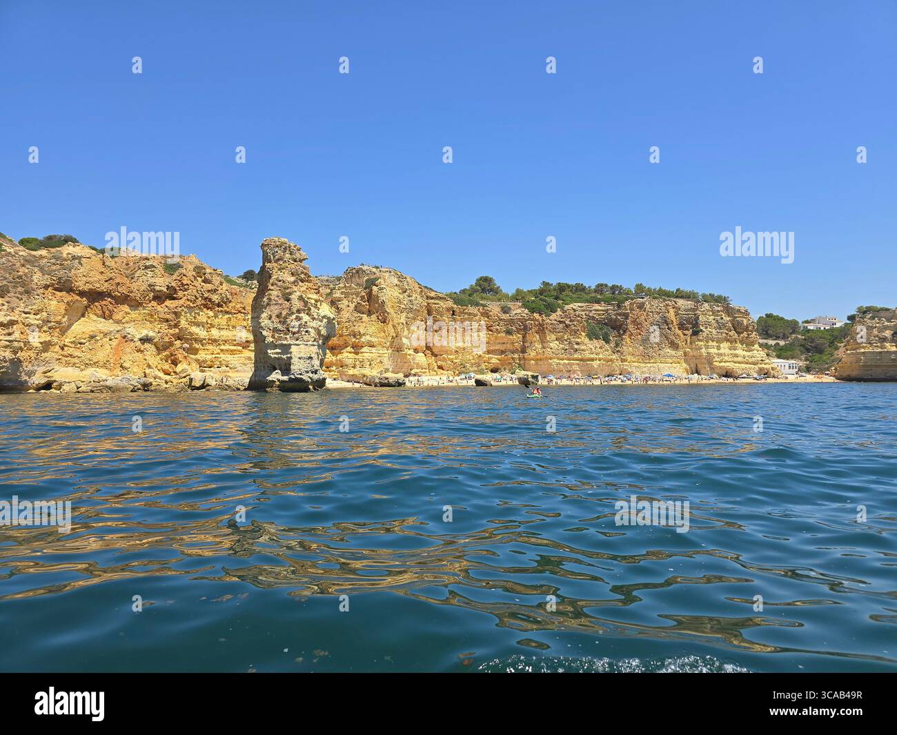 Scogliere calcaree e spiagge panoramiche lungo la costa dell'Algarve nel Portogallo meridionale, con formazioni rocciose, grotte e acque turchesi in una giornata di sole. Foto Stock