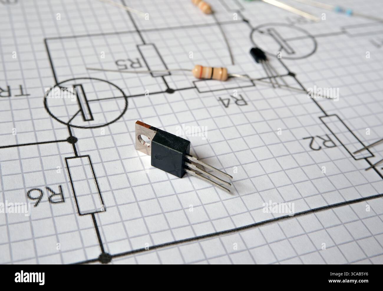 Progettazione e fabbricazione di dispositivi elettronici. Progetti di semiconduttori. Concentrata sul transistor. Foto Stock